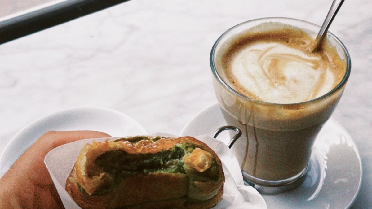 Kaffe och bakverk vid ett kafébord i Stockholm